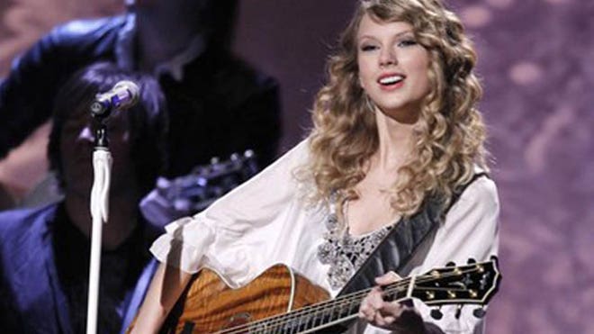 Taylor Swift Performing 640